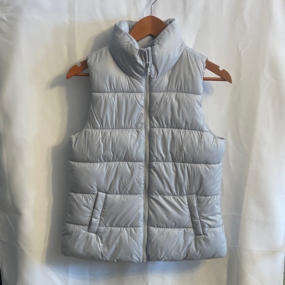 Old Navy Jackets & Blazers - Old Navy Daylight Gray Puffer Vest XS Like New!